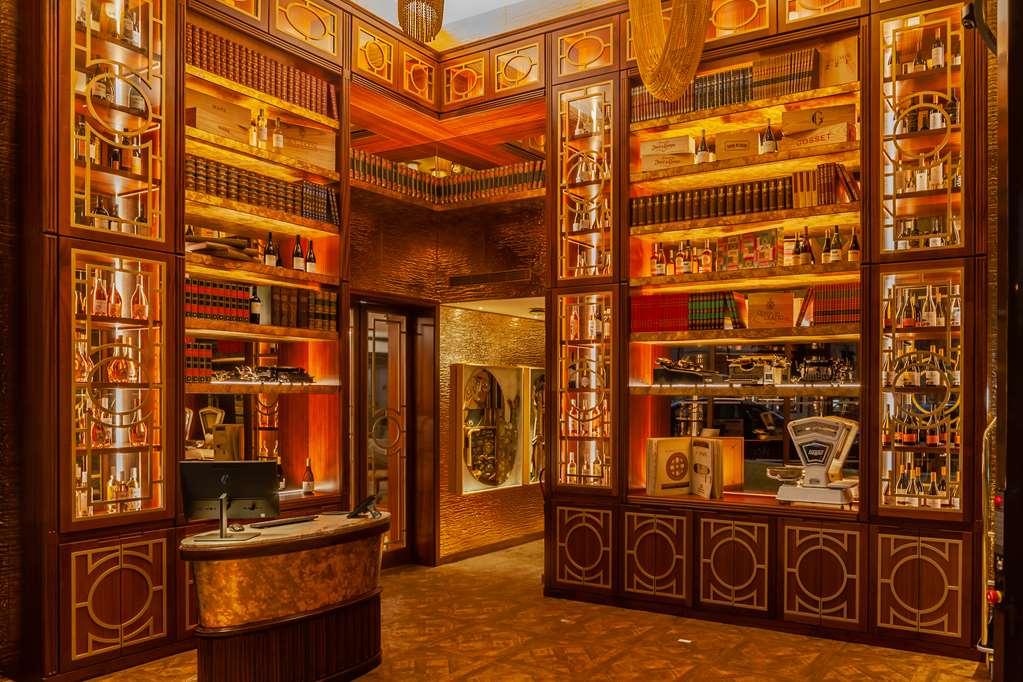 Wine & Books Lisboa Hotel Eksteriør bilde The interior of the Harry Potter store at Platform 9¾ at King's Cross