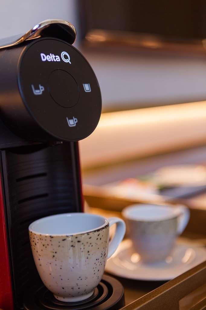Wine & Books Lisboa Hotel Rom bilde A single serve coffee machine