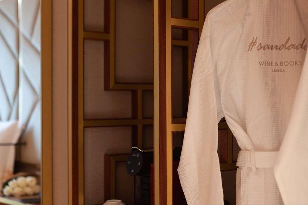 Wine & Books Lisboa Hotel Rom bilde A bathrobe