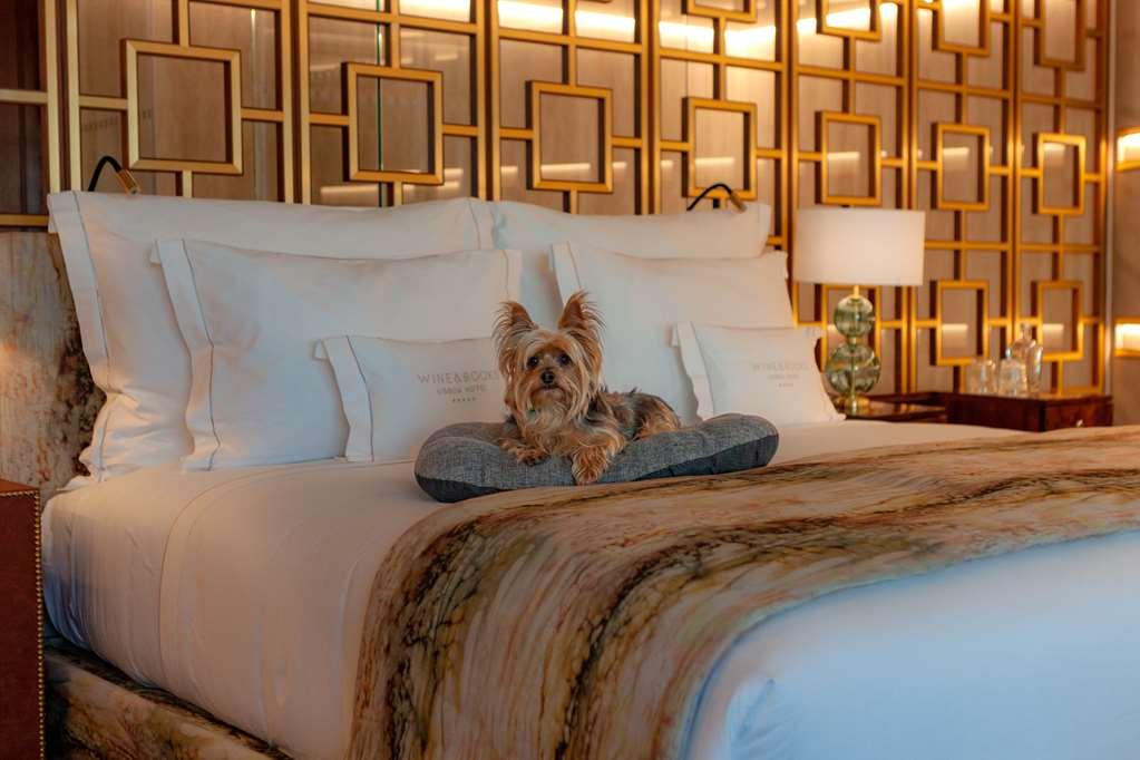 Wine & Books Lisboa Hotel Fasiliteter bilde A dog on a bed