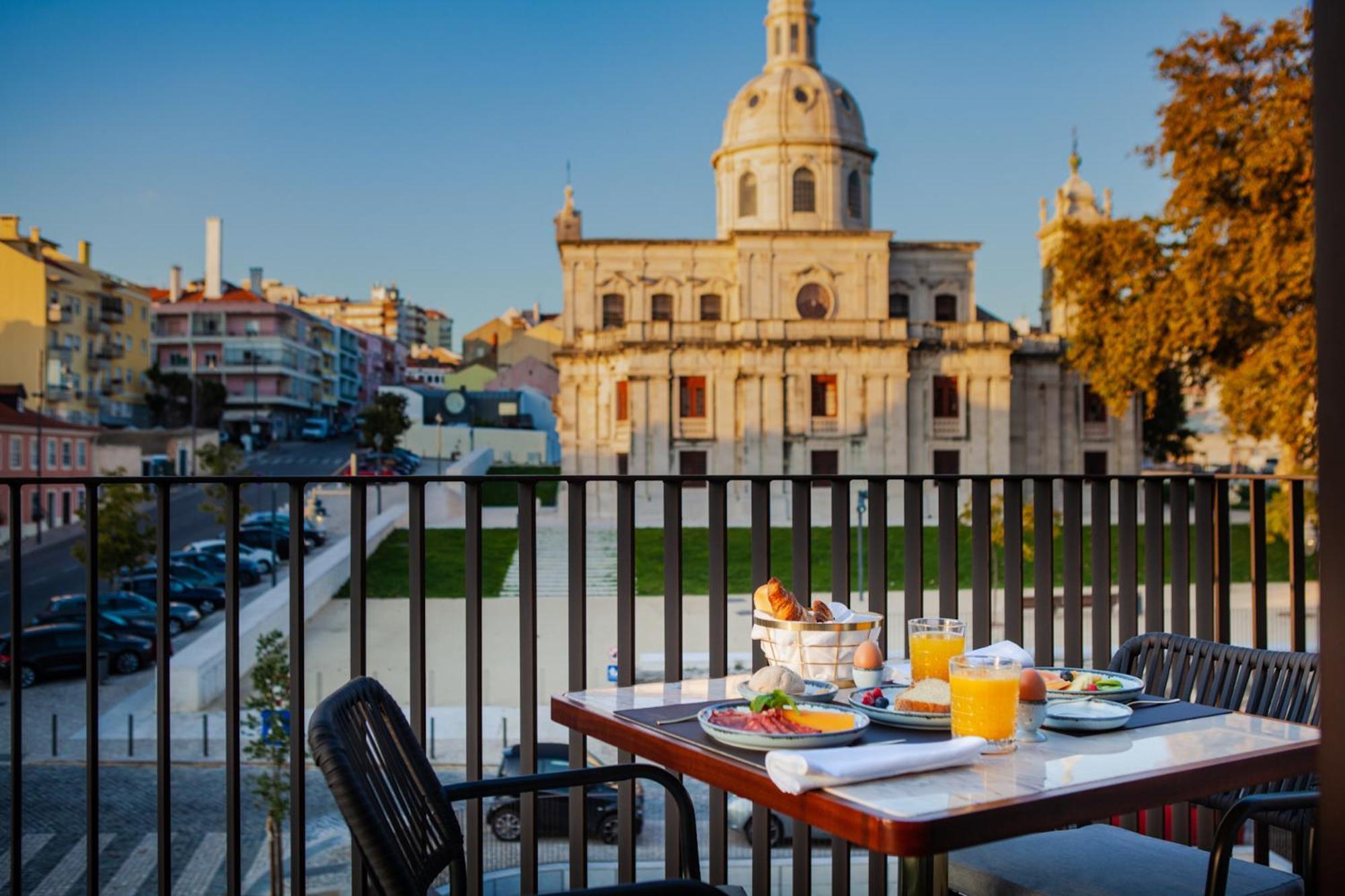 Wine & Books Lisboa Hotel Eksteriør bilde Breakfast at the hotel