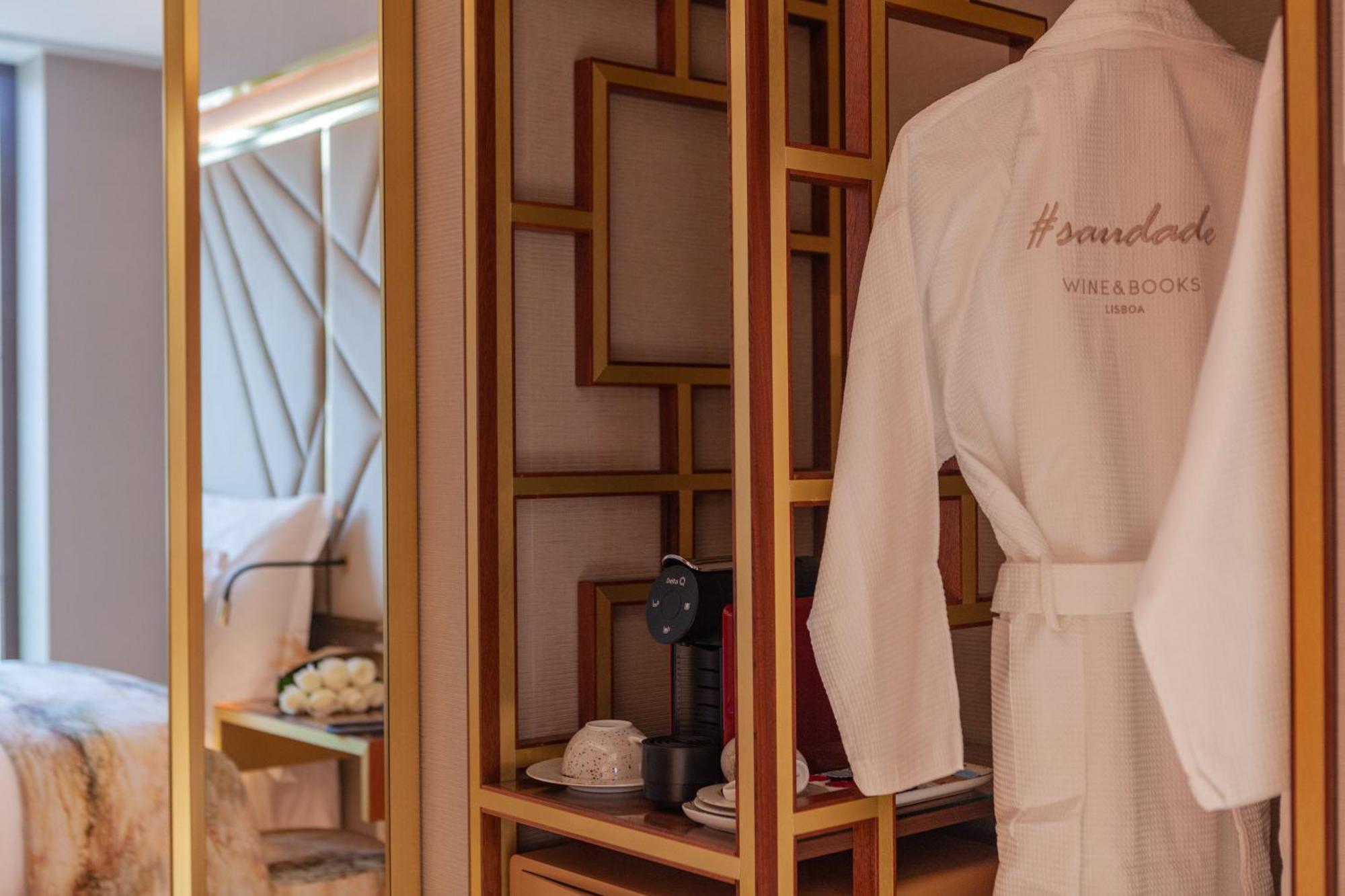 Wine & Books Lisboa Hotel Eksteriør bilde A bathrobe